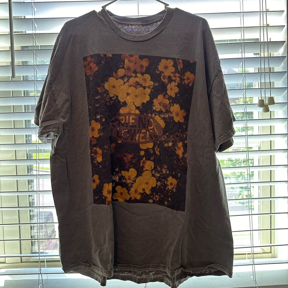 Urban outfitters, friends, flowers, graphic tee